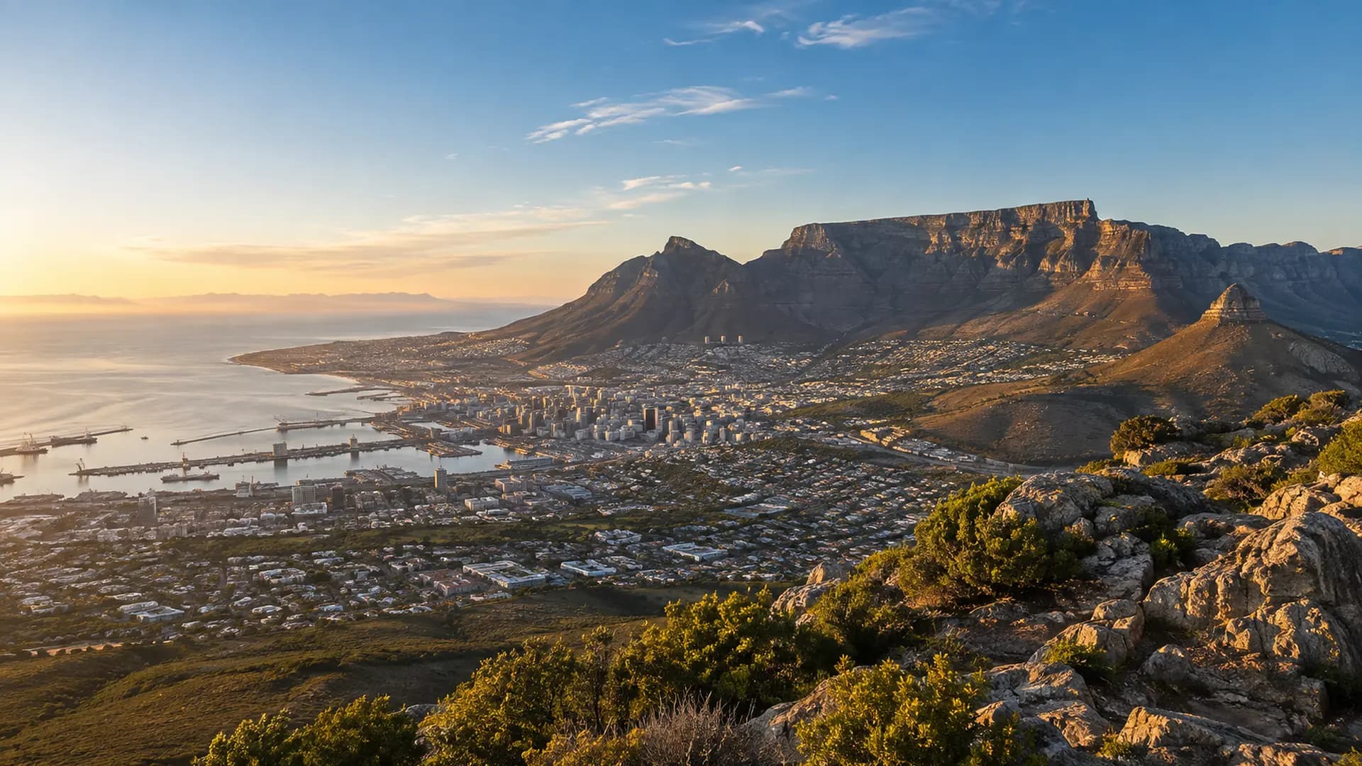 La montagne de la Table dominant Le Cap dans la lumière du soir