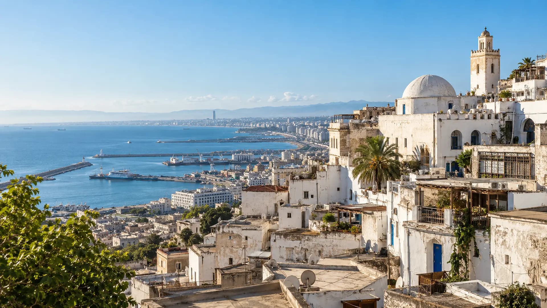 La Casbah d’Alger dominant la baie méditerranéenne