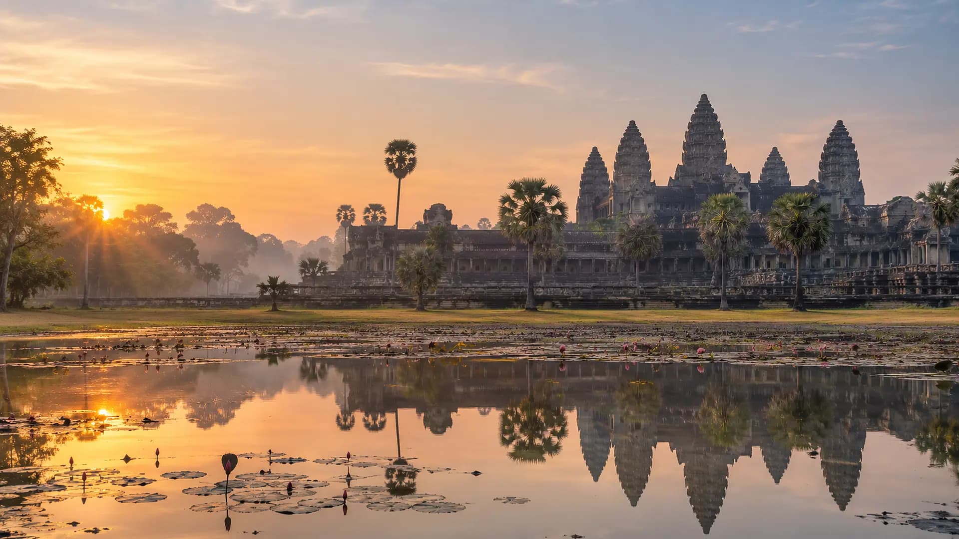 Les tours d’Angkor Wat se reflétant dans les bassins au lever du soleil