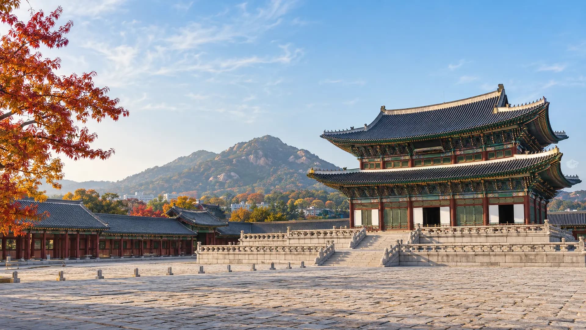 Le palais Gyeongbokgung à Séoul devant les montagnes d’automne