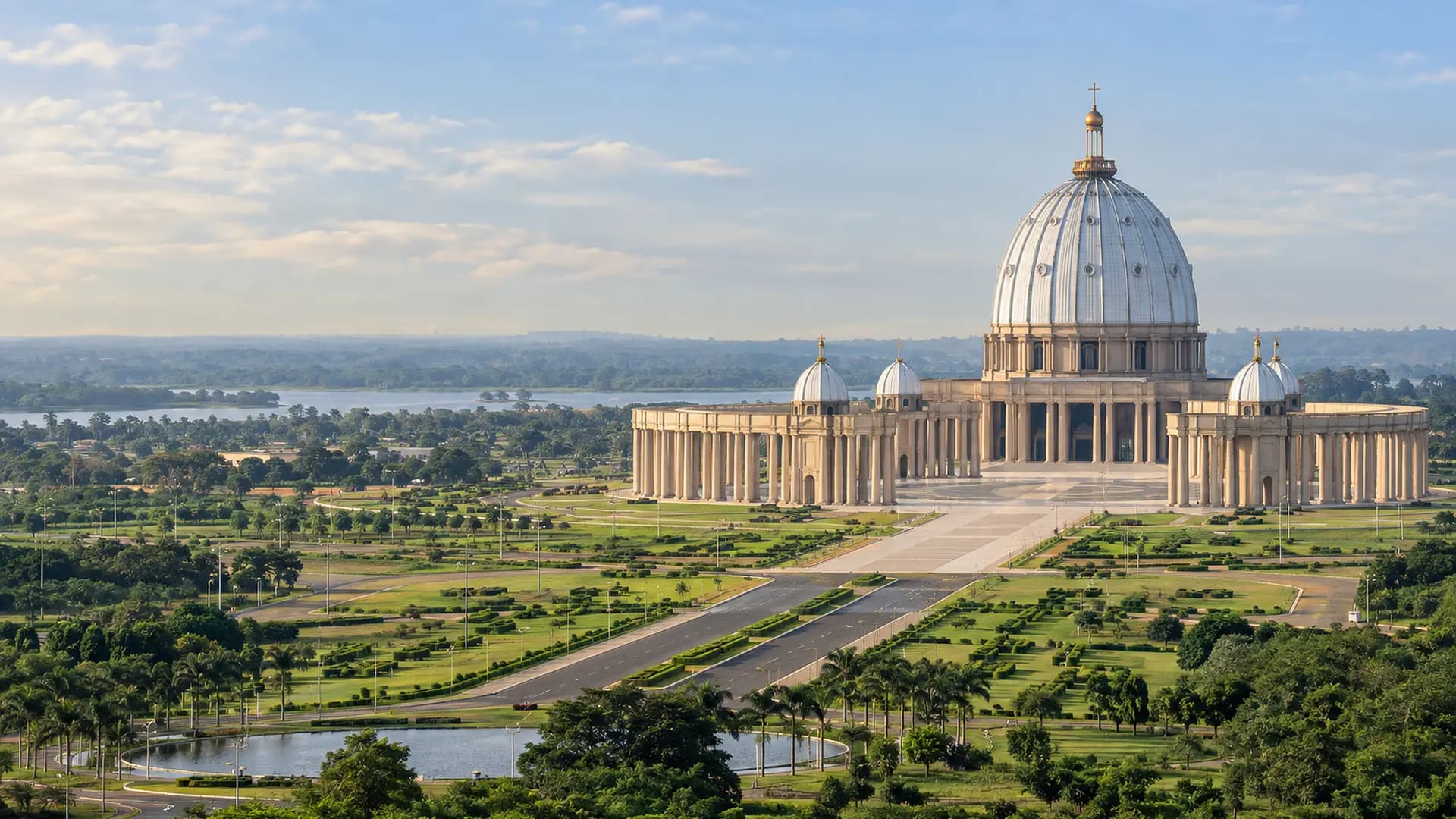 La basilique Notre-Dame de la Paix et ses jardins à Yamoussoukro
