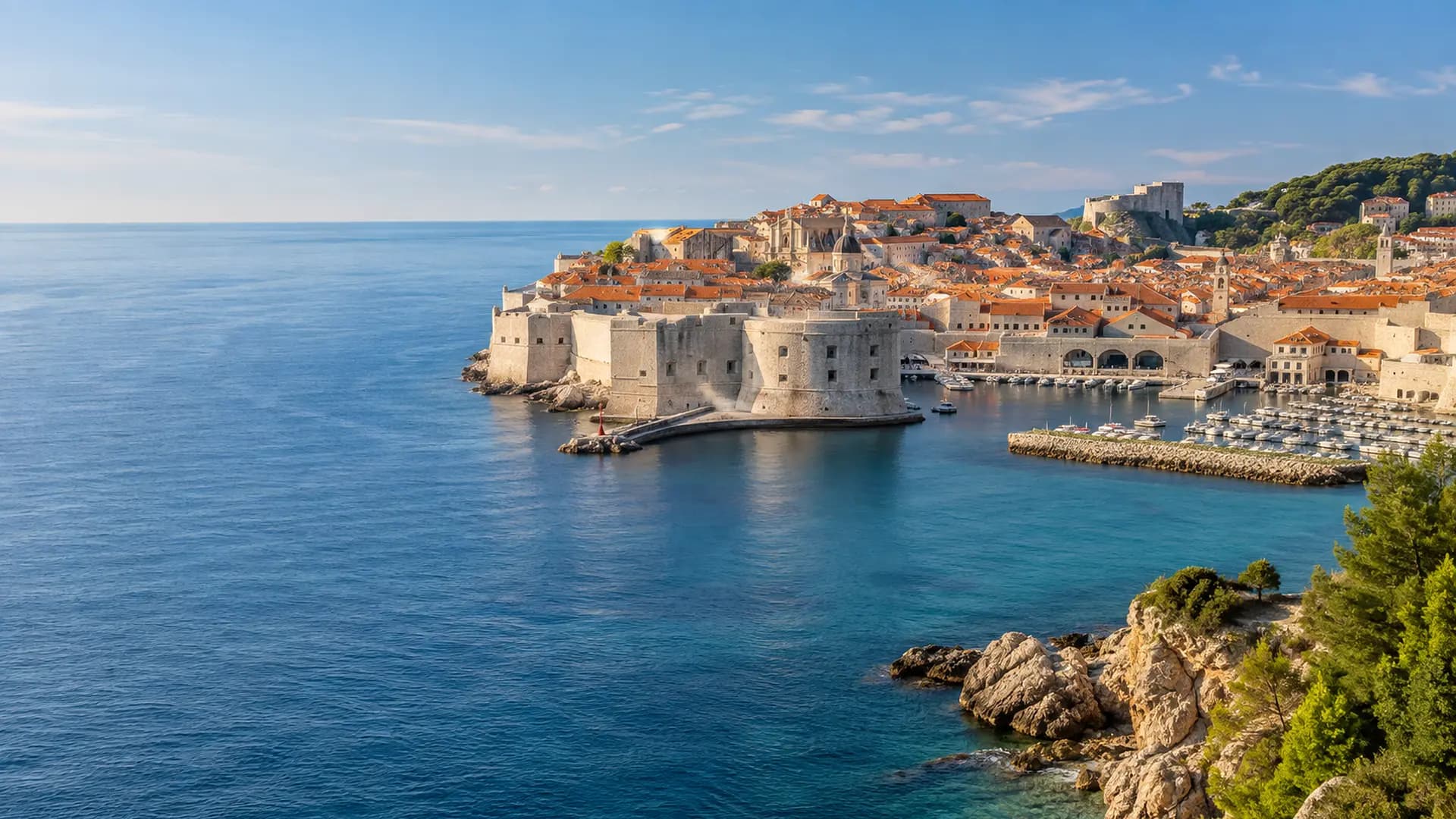 La vieille ville fortifiée de Dubrovnik au bord de l’Adriatique