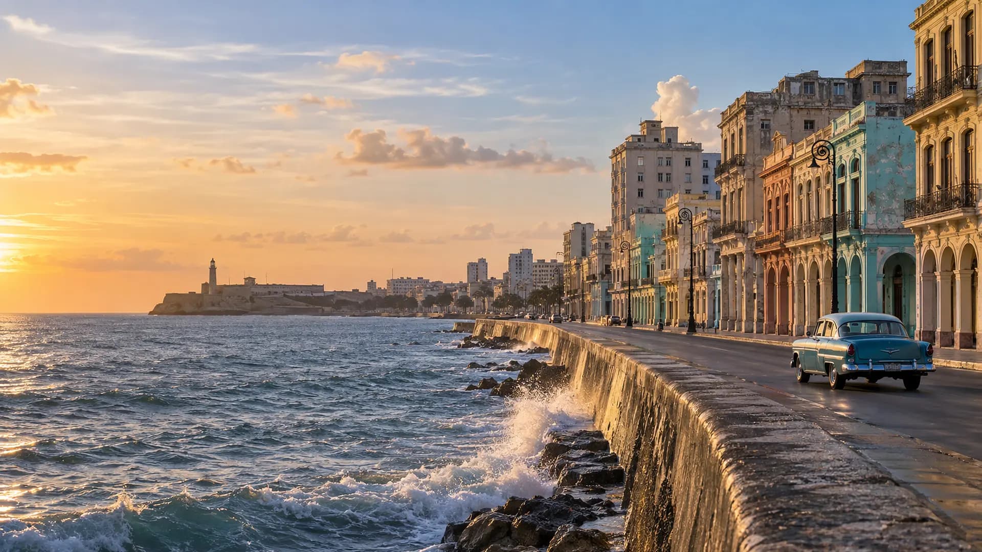 Le Malecón et les façades historiques de La Havane dans la lumière du soir