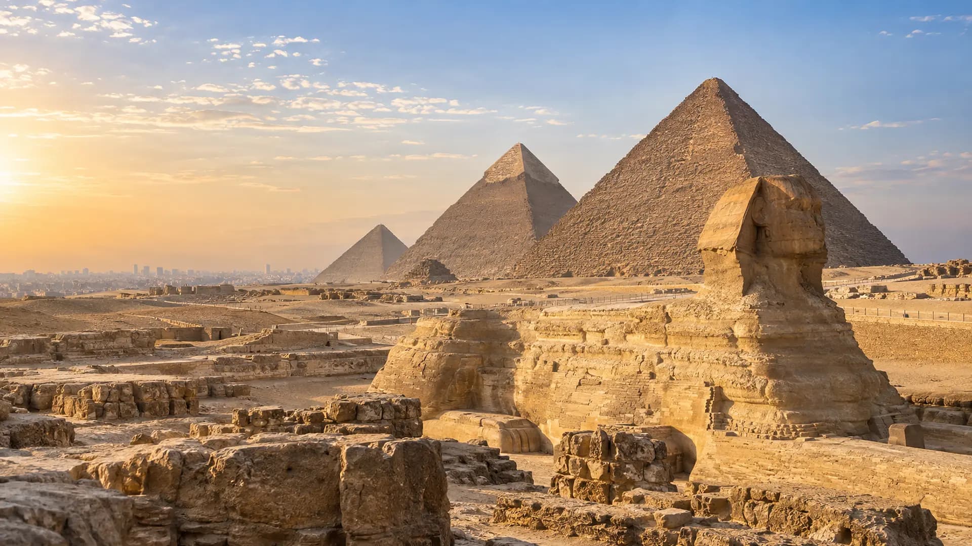 Le Sphinx devant les pyramides de Gizeh dans la lumière du matin