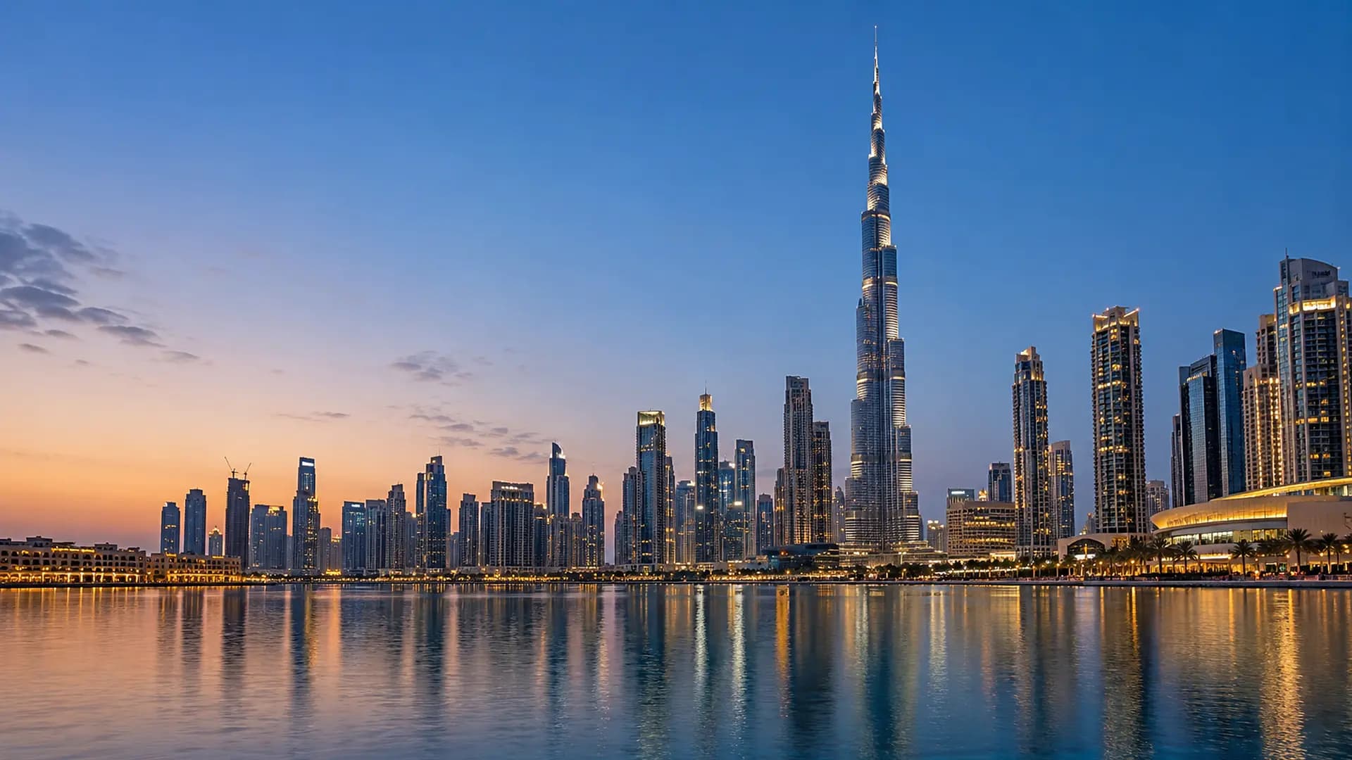 Le Burj Khalifa et la skyline de Dubaï à l’heure bleue