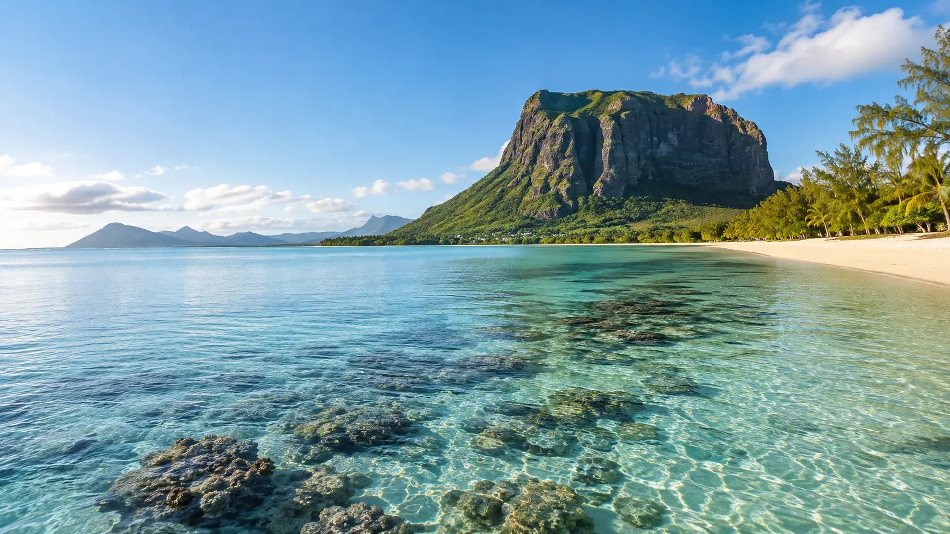 Le Morne Brabant dominant un lagon turquoise à l’île Maurice
