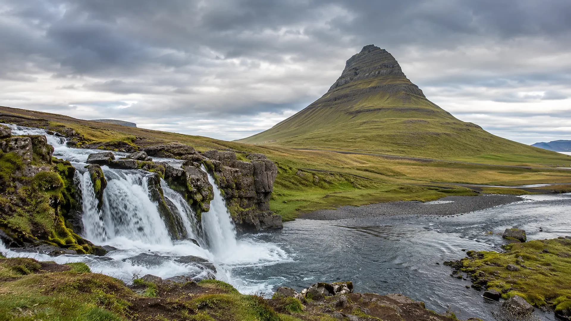 Le mont Kirkjufell et sa cascade sous un ciel islandais