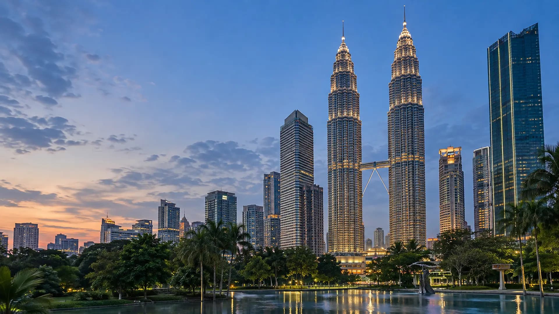 Les tours Petronas et la skyline de Kuala Lumpur à l’heure bleue