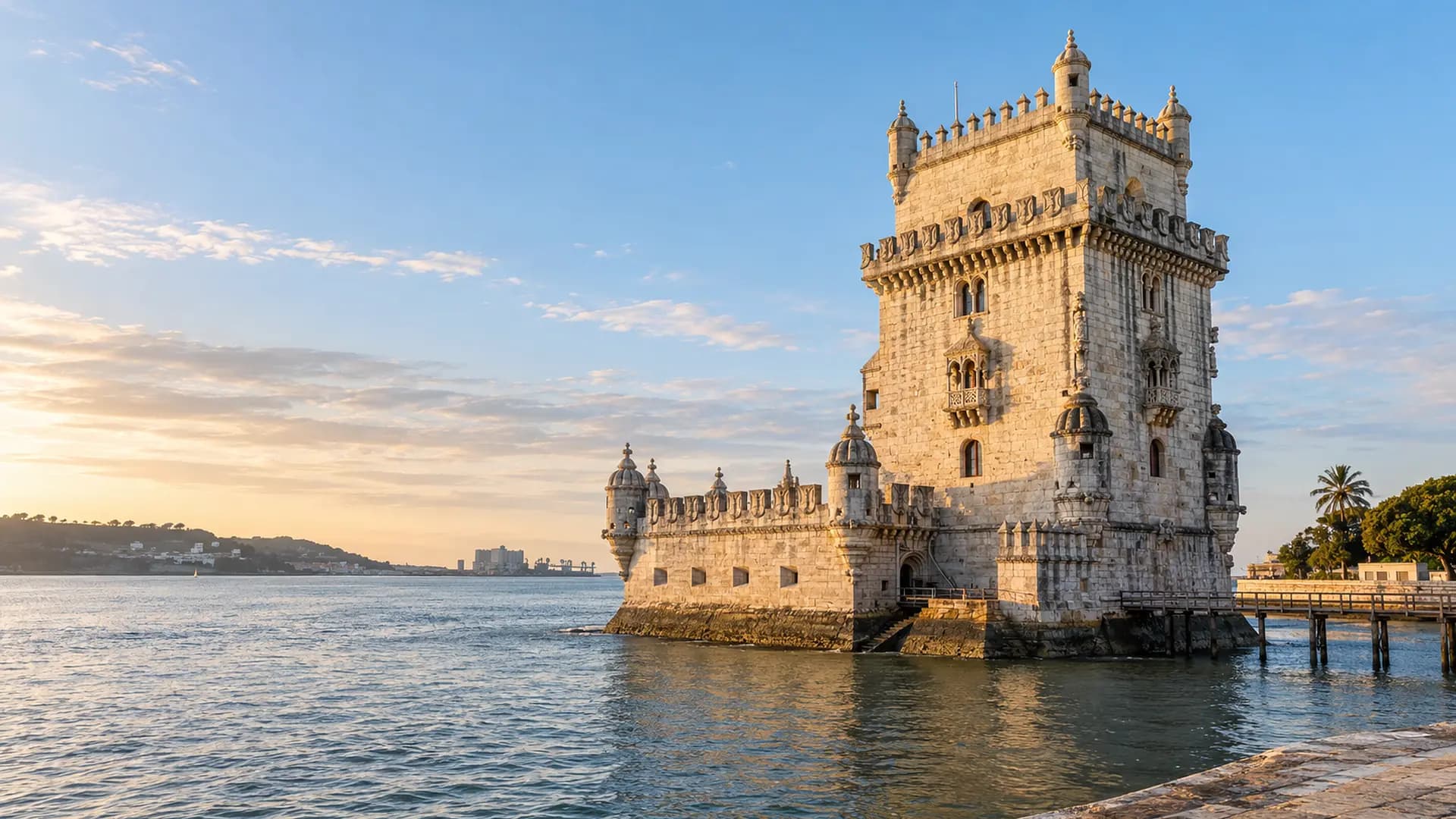 La tour de Belém au bord du Tage dans la lumière du matin