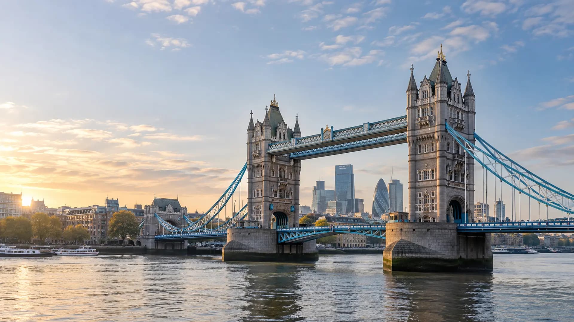 Tower Bridge traversant la Tamise dans la lumière du matin