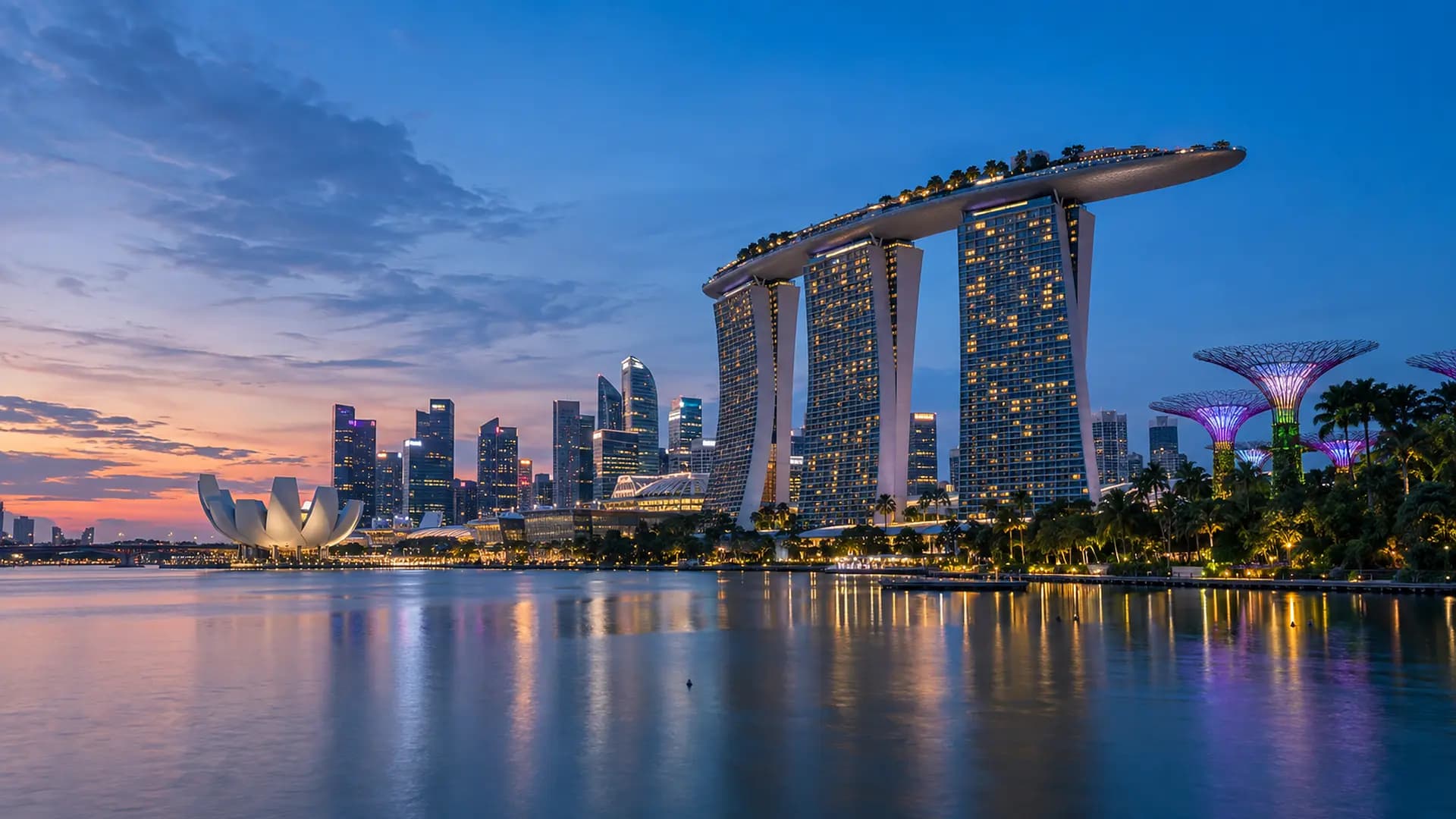 Marina Bay Sands et les Supertrees de Singapour à l’heure bleue