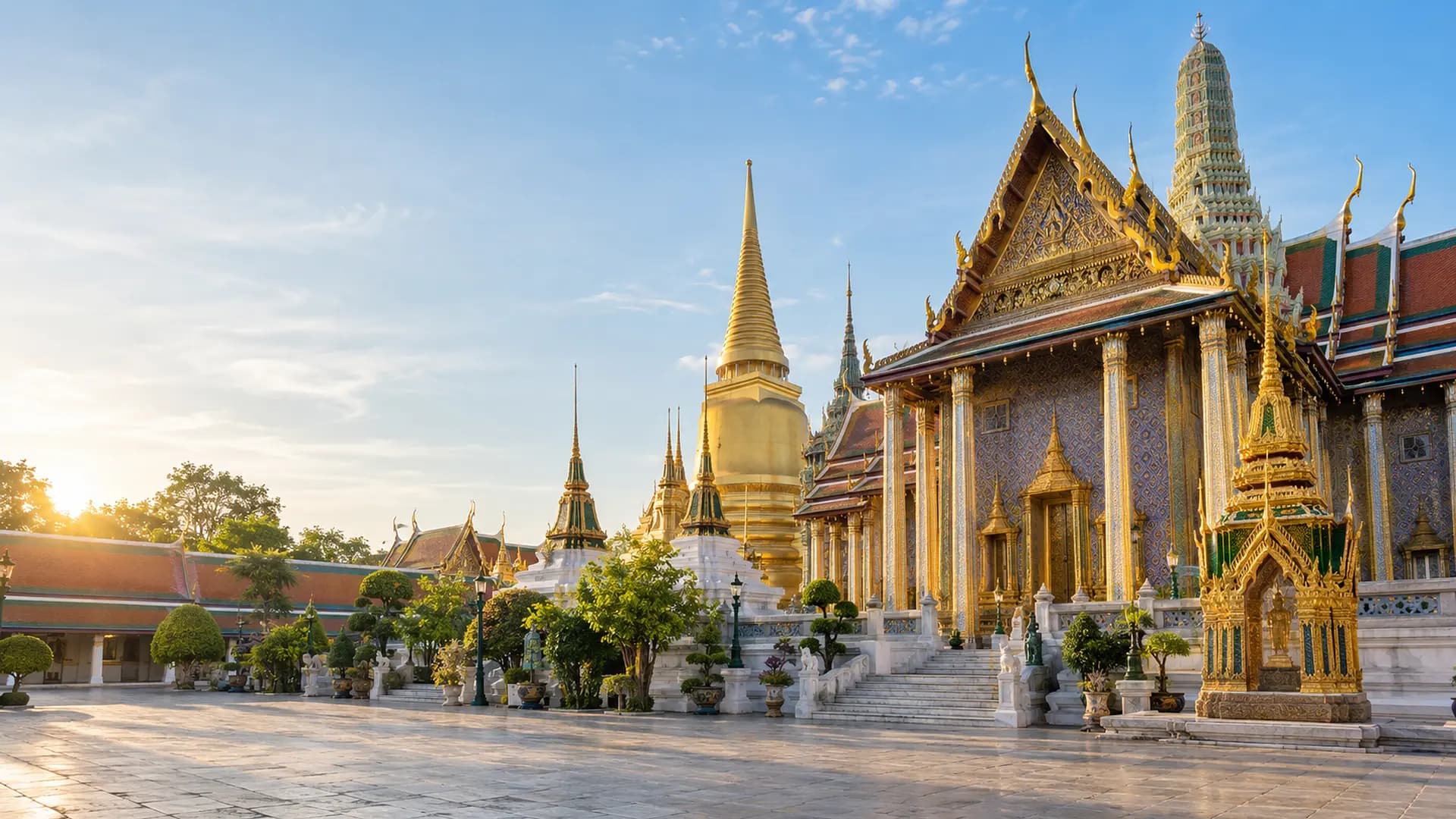 Les temples dorés de Wat Phra Kaew à Bangkok dans la lumière du matin